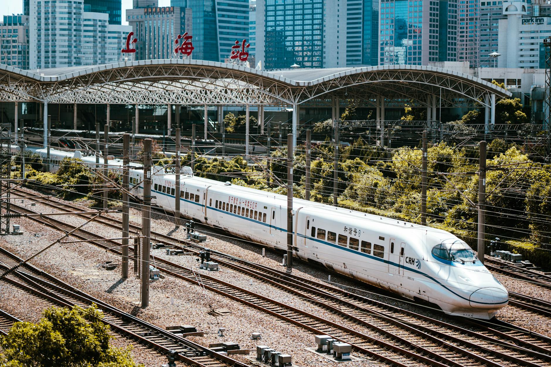 Szybki pociąg na dworcu w Szanghaju na tle miejskiej panoramy