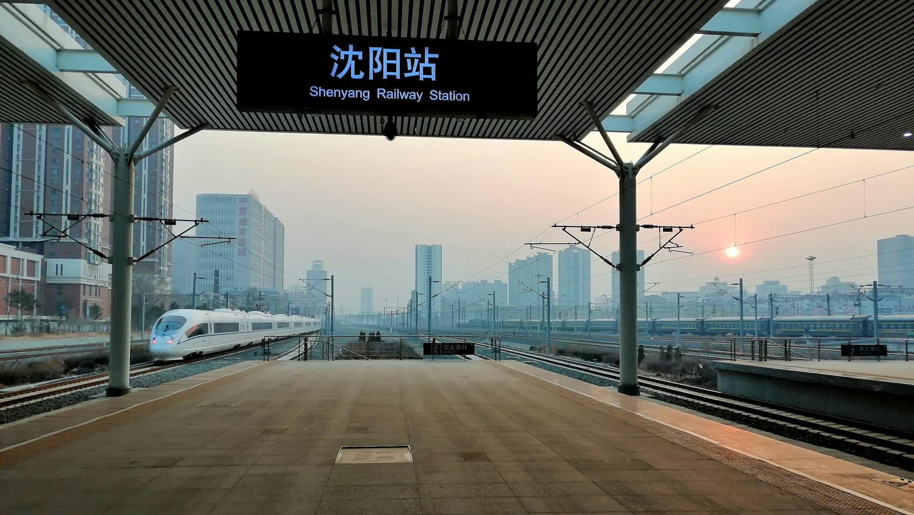 Podróż z zachodu na wschód Chin: jak ułożyć trasę, by nie spędzić całych dni w pociągach i na lotniskach Szybki pociąg wjeżdża o zachodzie słońca na dworzec w Shenyangu