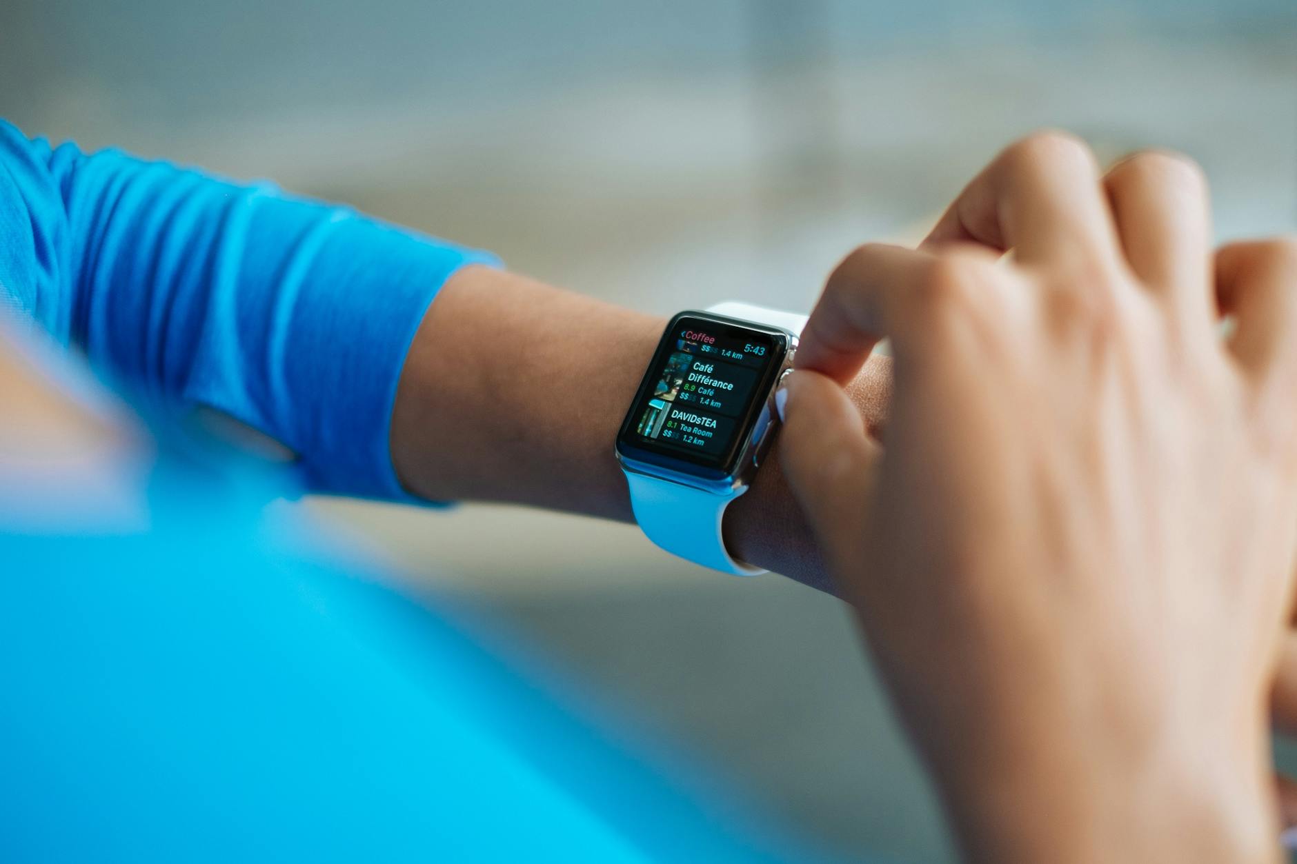 Jak sztuczna inteligencja i wearables zmieniają profilaktykę chorób przewlekłych Osoba korzystająca ze smartwatcha z aplikacją fitness na ekranie