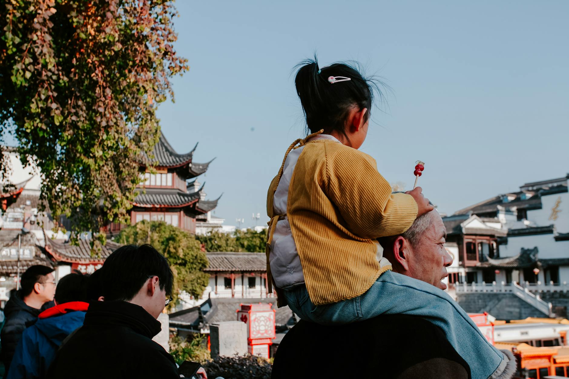 Podróżowanie po Chinach z dziećmi jak zaplanować trasę atrakcje i przerwy na odpoczynek Rodzina z dziećmi spaceruje jesienią po Nankinie w Chinach