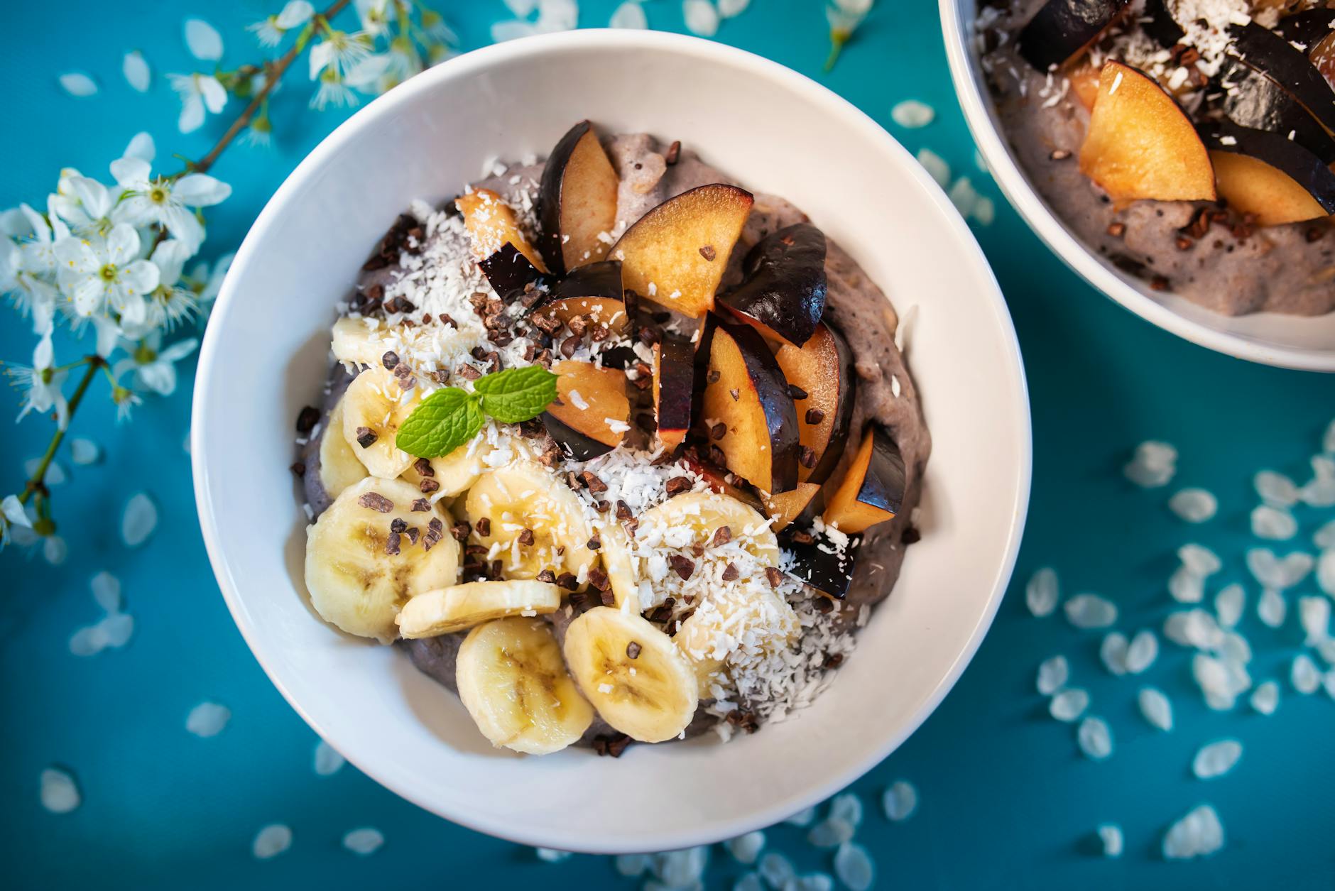 Miska smoothie z bananem, śliwką i wiórkami kokosa z góry