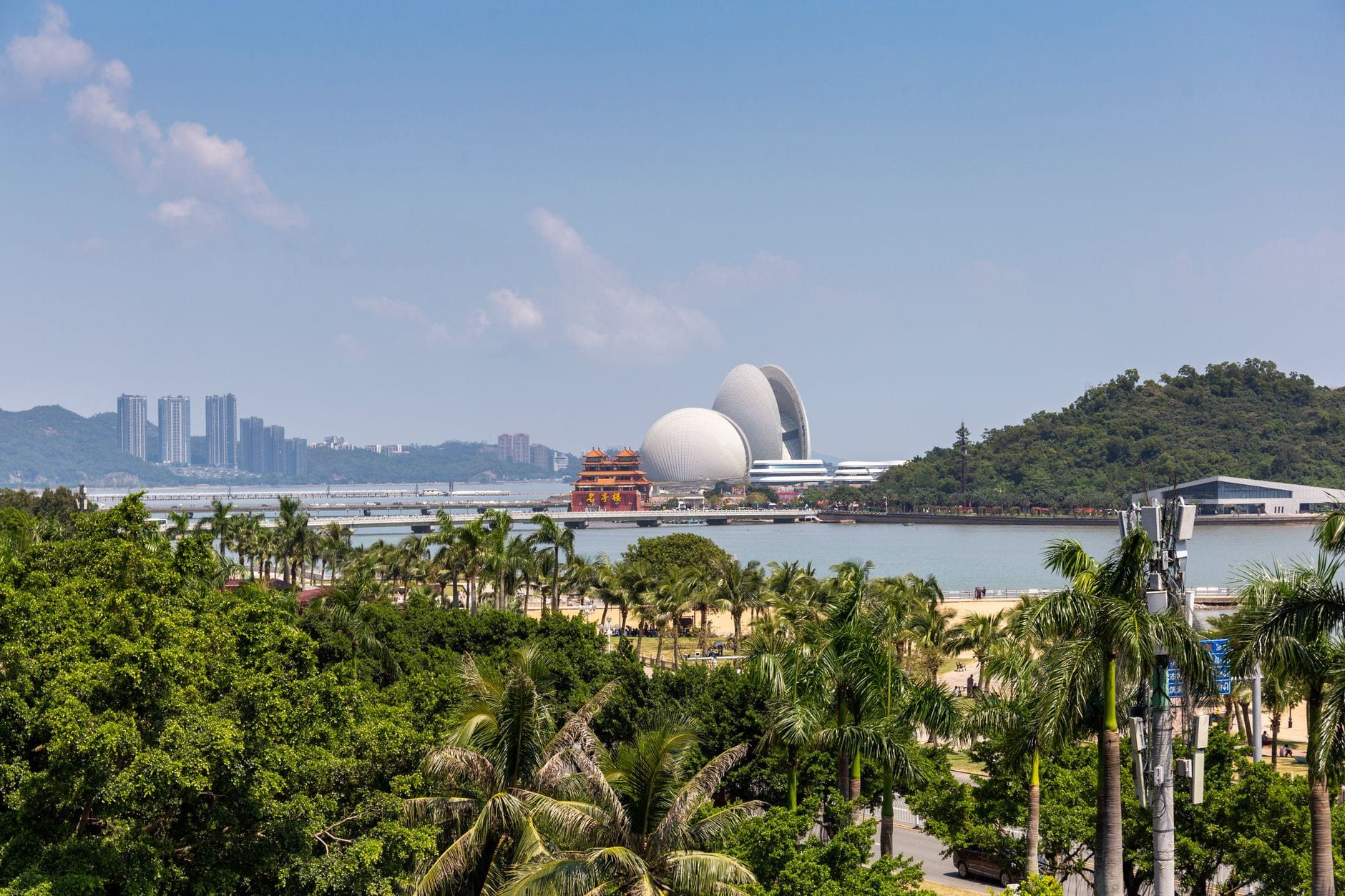 Panorama miasta Zhuhai z operą i zielenią w południowych Chinach