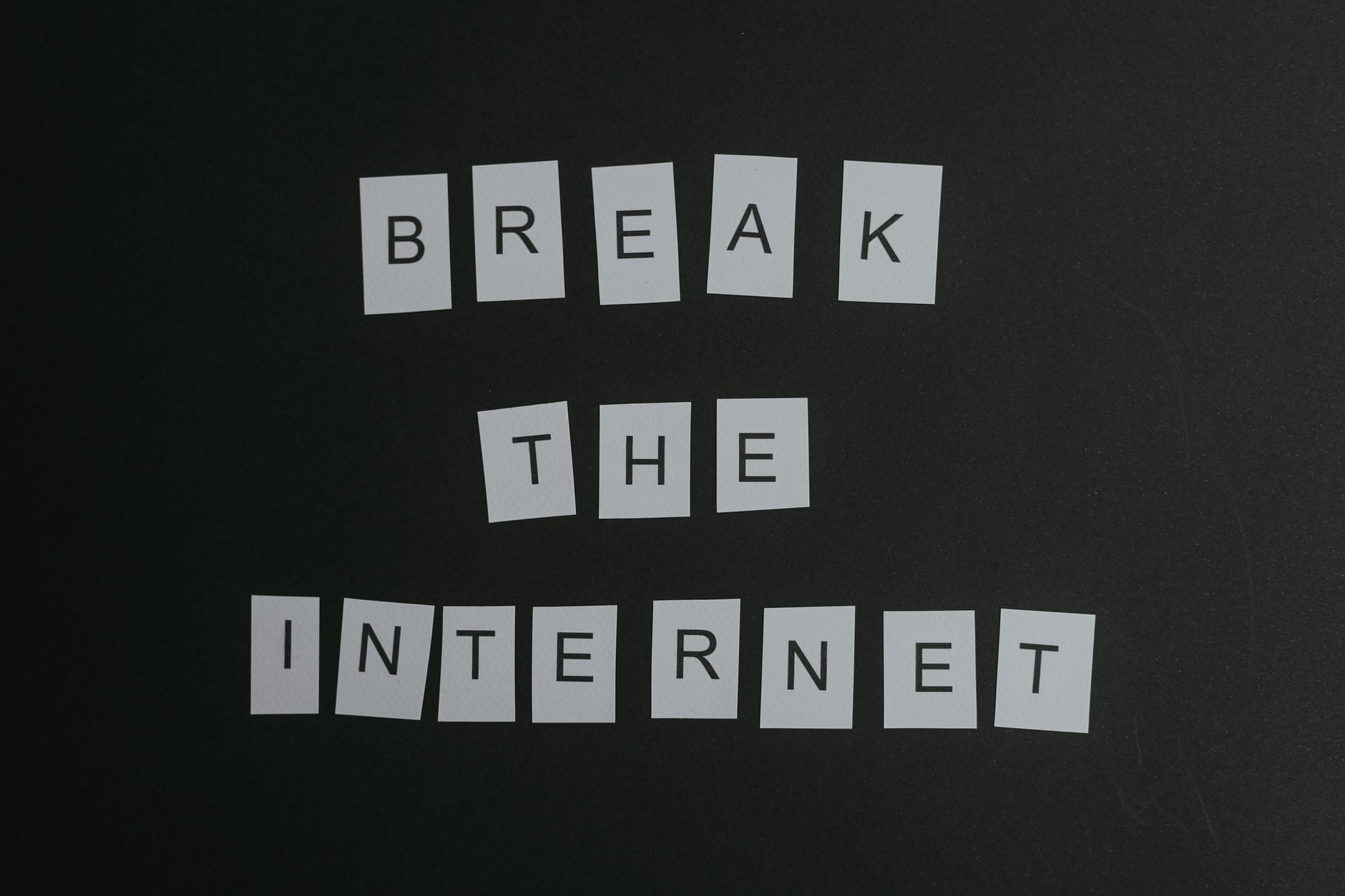 Napis Break the Internet z białych liter na czarnym tle