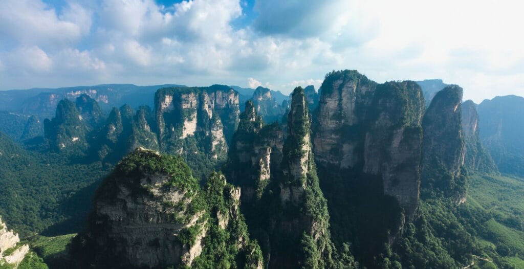 Skaliste filary Zhangjiajie pod malowniczym niebem
